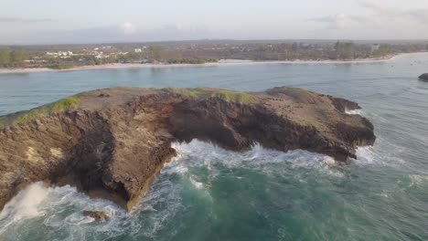 Imágenes-De-Archivo-De-Drones-De-La-Isla-En-La-Costa-De-Kenia,-Watamu