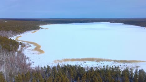 Eine-Drohne-Erhebt-Sich-über-Zugefrorenen-Seen-Und-Grünen-Bäumen-4k