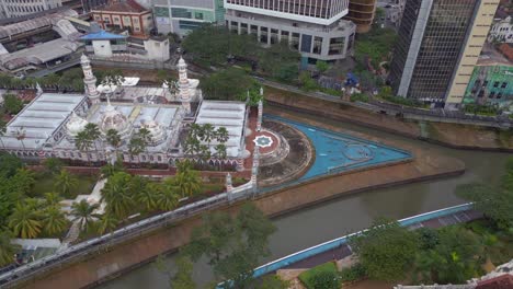 Islamische-Moschee-In-Kuala-Lumpur,-Bewölkter-Himmel