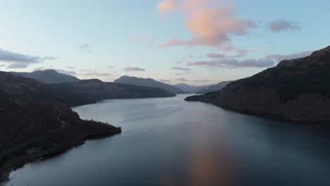 Vista-Del-Lago-Lomond-Por-La-Noche-Desde-El-Camping-Firking-Point-En-Escocia