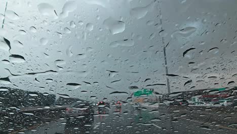 Starker-Regen-In-Den-Vereinigten-Arabischen-Emiraten:-Ein-Blick-Von-Der-Dashcam-Eines-Autos,-Die-Den-Niederschlag-In-Dubai,-Vereinigte-Arabische-Emirate,-Aufzeichnet