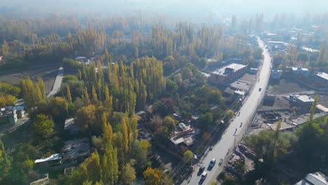 Luftaufnahme-Des-Morgennebels,-Der-über-Dem-Talboden-Auf-Der-Skardu-Talstraße-In-Gilgit-Baltistan-Schwebt