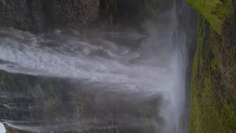 Vertikal-4k,-Seljalandsfoss-Wasserfall,-Wahrzeichen-Islands-Und-Touristenattraktion
