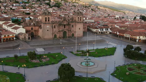 Plaza-De-Armas-Y-La-Iglesia-De-La-Compañía-De-Jesús-En-El-Centro-Histórico-De-Cusco,-Perú
