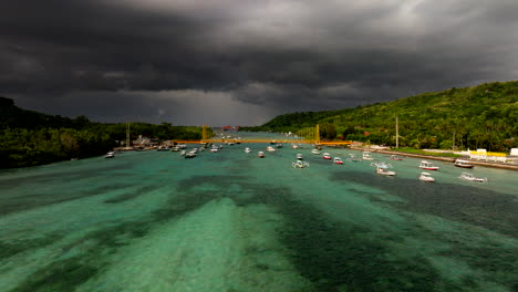 Dunkle-Wolken-Während-Des-Taifuns-über-Nusa-Lembongan-Und-Der-Insel-Ceningan-Mit-Gelber-Brücke-In-Indonesien