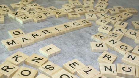 Wörter-Homosexuell-Und-Ehe-Bilden-Kreuzworträtsel-Mit-Scrabble-Spiel-Buchstaben