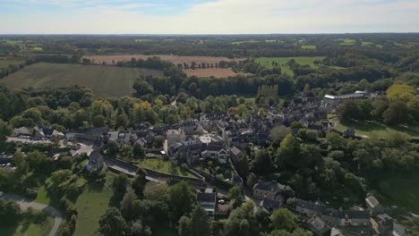 Aerial-forward-over-Rochefort-en-Terre-medieval-and-picturesque-village,-Brittany-in-France