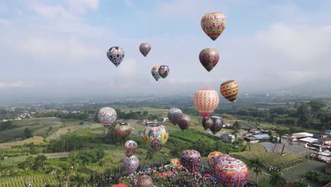 Luftaufnahme,-Heißluftballonfestival-Im-Twin-Village,-Wonosobo