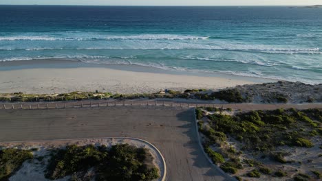 Person-Fährt-Bei-Sonnenuntergang-Mit-Dem-Fahrrad-Auf-Dem-Weg-Entlang-Der-Küste-Des-Salmon-Beach