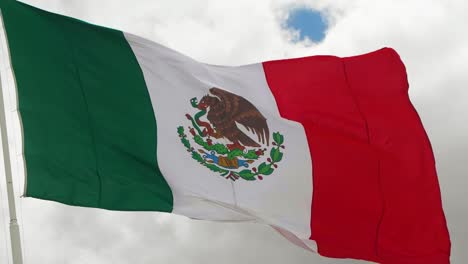 Große,-Echte,-Wehende-Mexikanische-Flagge,-Die-Sich-In-Zeitlupe-Mit-Dem-Wind-Bewegt