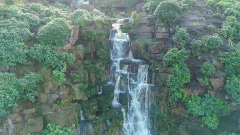 Luftaufnahmen-Von-Einem-Hohen-Felsigen-Wasserfall-In-Den-Yorkshire-Dales,-Pennies