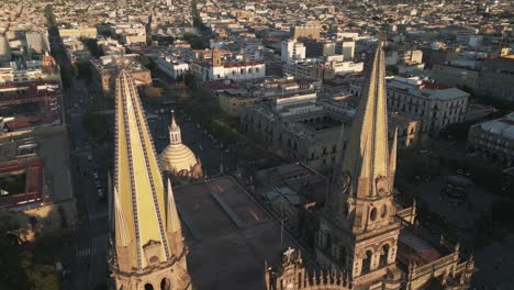 Luftaufnahme-Der-Hauptkirche-Von-Guadalajara-Bei-Sonnenuntergang,-Hauptstadt-Von-Mexiko,-Jalisco