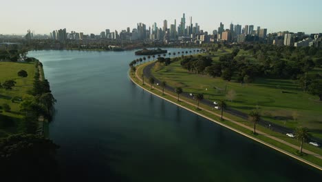 Aerial-drone-reveal-video-of-Albert-Park-in-Melbourne,-Victoria,-Australia