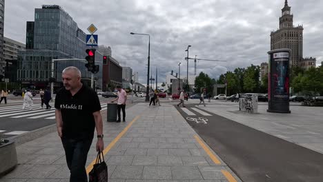 Bei-Der-Erkundung-Der-Fußgängerzonen-Von-Warschau,-Polen,-Werden-Sehenswürdigkeiten-Wie-Der-Kultur--Und-Wissenschaftspalast-Sowie-Moderne-Architektonische-Wunder-Entdeckt