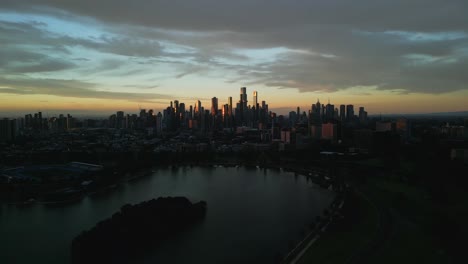 Luftaufnahme-Eines-Stimmungsvollen-Sonnenuntergangs-Im-Albert-Park-Und-Am-See,-Melbourne,-Australien