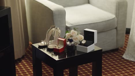 Bridal-accessories-for-the-wedding-day-arranged-on-a-table-in-a-hotel-room