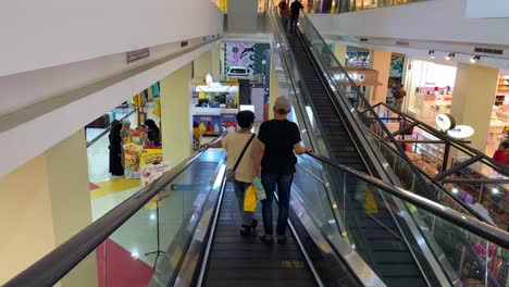 Menschen-Stehen-Auf-Einer-Rolltreppe-In-Einem-Einkaufszentrum-Im-Stadtzentrum