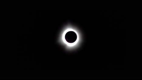 Amplíe-El-Eclipse-Solar-Total-Mientras-Explota-El-Efecto-Del-Anillo-De-Diamantes.