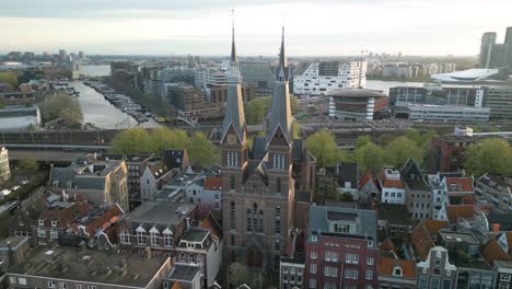 Drohne-Umkreist-Bei-Sonnenaufgang-Die-Posthoornkerk-Kirche-In-Der-Innenstadt-Von-Amsterdam