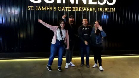 Un-Grupo-De-Turistas-Posan-Para-Una-Foto-En-El-Logotipo-De-La-Entrada-Del-Almacén-De-Guinness.