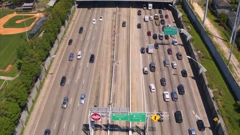 Vista-Aérea-Del-Tráfico-De-Automóviles-En-La-Autopista-59-Sur-En-Houston,-Texas