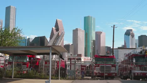 Einspielungen-Eines-Hofes-Voller-Liegengebliebener-Feuerwehrautos-Mit-Der-Innenstadt-Von-Houston-Im-Hintergrund