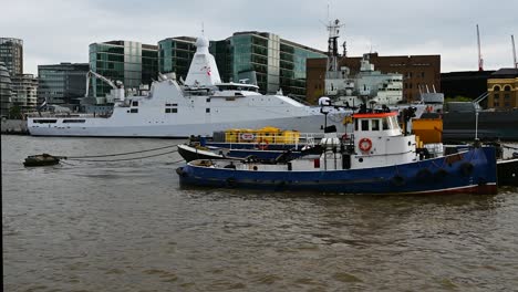 P840,-HNLMS,-Neben-Dem-örtlichen-Fischboot,-London,-Großbritannien