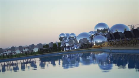 Pool-Für-Party-Mit-Großen-Modernen-Silbernen-Ballons-Und-Gartenmöbeln-Dekoriert