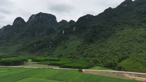 Atemberaubende-Aussicht-Auf-Bergwächter-In-Vietnam,-Aufgenommen-Mit-Drohne