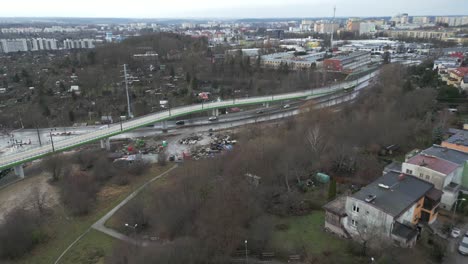 Vista-De-Drones-Del-Horizonte-De-La-Ciudad-Con-Un-Viaducto-Y-Carreteras-Con-Automóviles-Circulando-Por-Ellas