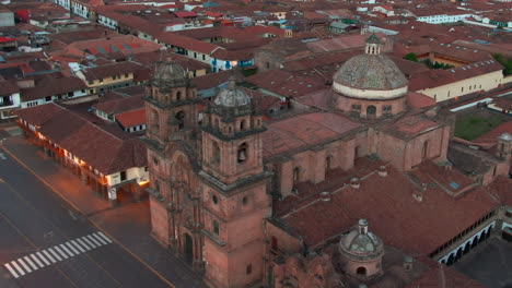 Luftaufnahme-Der-Kirche-Der-Gesellschaft-Jesu-In-Cusco,-Peru