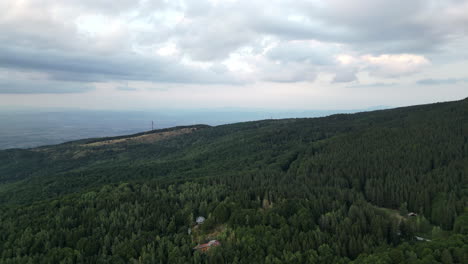 Vista-Aérea-Sobre-El-Denso-Bosque-De-La-Montaña-Vitosha-Cerca-De-Sofía
