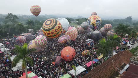 Luftaufnahme,-Heißluftballonfestival-Im-Twin-Village,-Wonosobo