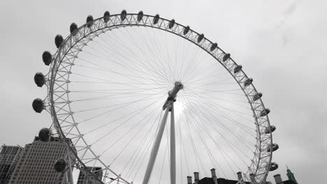 London-Eye,-Millennium-Wheel-On-The-South-Bank-of-the-River-Thames-in-London,-United-Kingdom