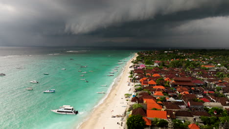 Nubes-Oscuras-Durante-La-Tormenta-Sobre-El-Pueblo-Costero-A-Lo-Largo-De-La-Playa-Con-Agua-Clara-En-Nusa-Lembongan,-Bali,-Indonesia