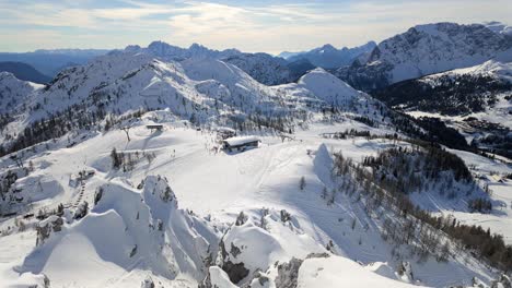 Vista-Panorámica-Del-Hermoso-Valle-Nevado-De-La-Estación-De-Esquí-Alpino-Nassfeld-Con-Montañas-Al-Fondo-En-Austria