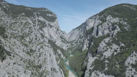 Un-Hermoso-Dron-Disparado-Sobre-Las-Gargantas-De-Furlo-En-Italia