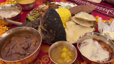 Primer-Plano-De-Comida-Tradicional-Bengalí-Con-Pescado,-Arroz-Y-Plato-Dulce.