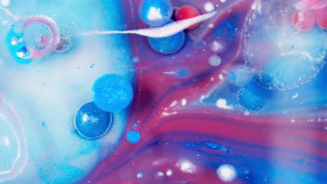 Blaue-Flüssigkeit,-Die-Durch-Rote-Und-Violette-Flüssige-Tinte-Plätschert,-Abstrakt