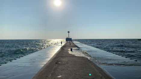 Wasser-Spritzt-Auf-Einen-Pier,-Während-Die-Sonne-Am-Nachmittag-Scheint