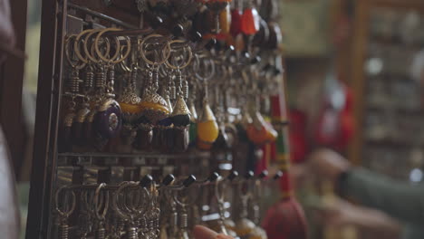 Joven-Viajero-Comprando-Arte-Artesanal-En-La-Calle-De-Fez,-Capital-De-Marruecos