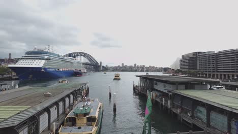 Sydney-Harbour-Terminal-Und-Fähre-Verlassen-Den-Kai-Und-Riesiges-Kreuzfahrtschiff-Parkt-Am-Passagierterminal