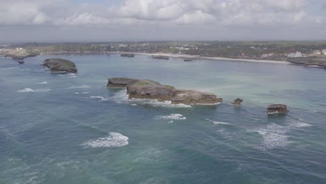 Drohnenschuss-über-Einer-Kleinen-Insel-An-Der-Küste-Kenias,-Watamu
