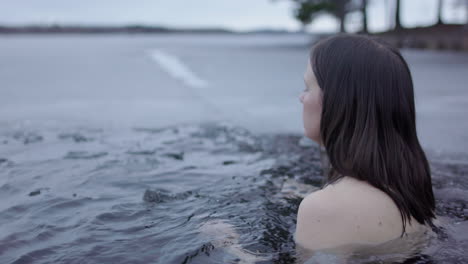 Una-Mujer-Entra-En-El-Agua-Helada-Del-Lago-Y-Estabiliza-Su-Respiración