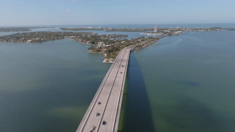 Hermosa-Vista-Del-Puente-En-John-Ringling-Blvd.-Se-Dirigió-A-Lido-Key-En-Florida