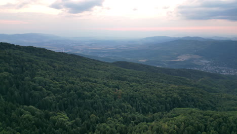 Giro-Aéreo-Lento-A-La-Derecha-Sobre-La-Montaña-Vitosha-Y-Revela-La-Ciudad-De-Vladaya-En-El-Valle-A-La-Hora-Azul.