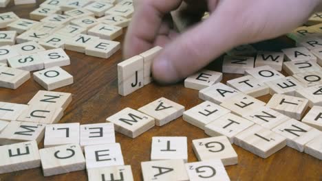 Wortgefängnis-Gebildet-Mit-Scrabble-Spiel-Buchstabensteine-Auf-Hölzernen-Tischplatte