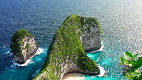 Unique-beach-shaped-cliff-location.-Kelingking,-dinosaur-landmark