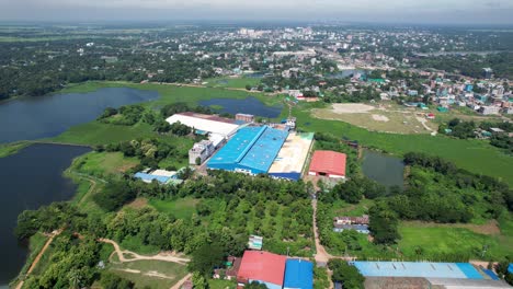 Zona-Industrial-Ecológica-Y-Verde-En-Un-Paisaje-Verde-Y-Exuberante