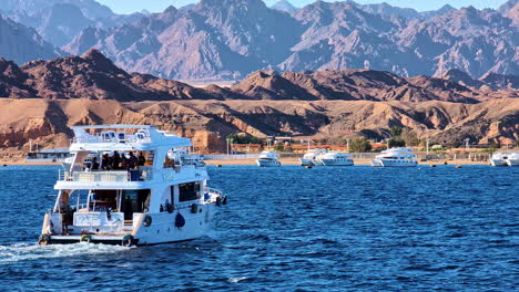 Eine-Yacht-Mit-Touristen-Auf-Dem-Blauen-Wasser-Des-Roten-Meeres-In-Sharm-El-Sheikh